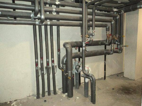 Распределительный узел системы отопления и водоснабжения